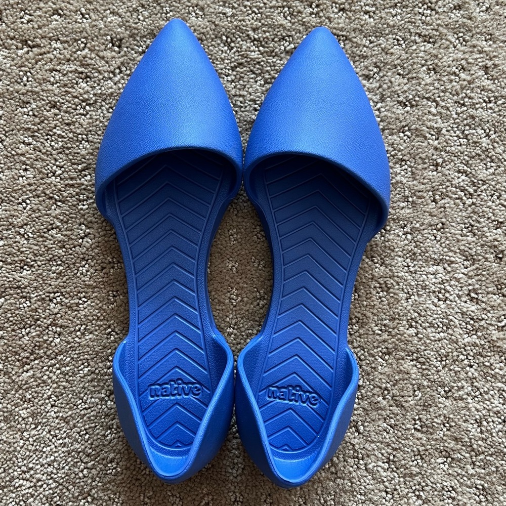 Native Women's Blue Pointed-Toe Flats